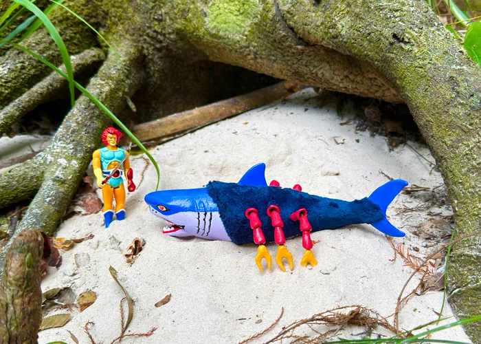 The smallest size custom Black Widow Shark on sand beside a vintage LJN Lion-O figure