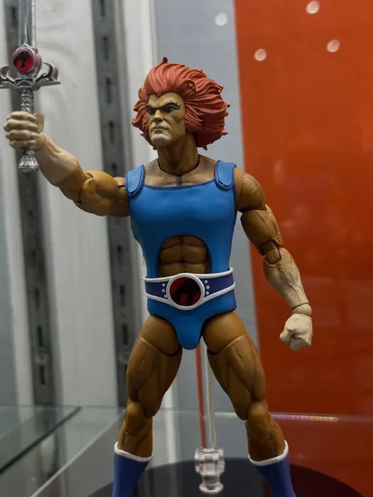 Three quarter view of the Mezco One:12 Lion-O torso, tunic and articulation