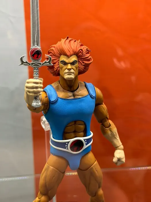 Mezco One:12 Collective Lion-O, full front view showing the white belt and Eye of Thundera buckle