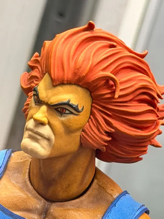 Profile view of the Mezco One:12 Lion-O portrait and cloth tunic