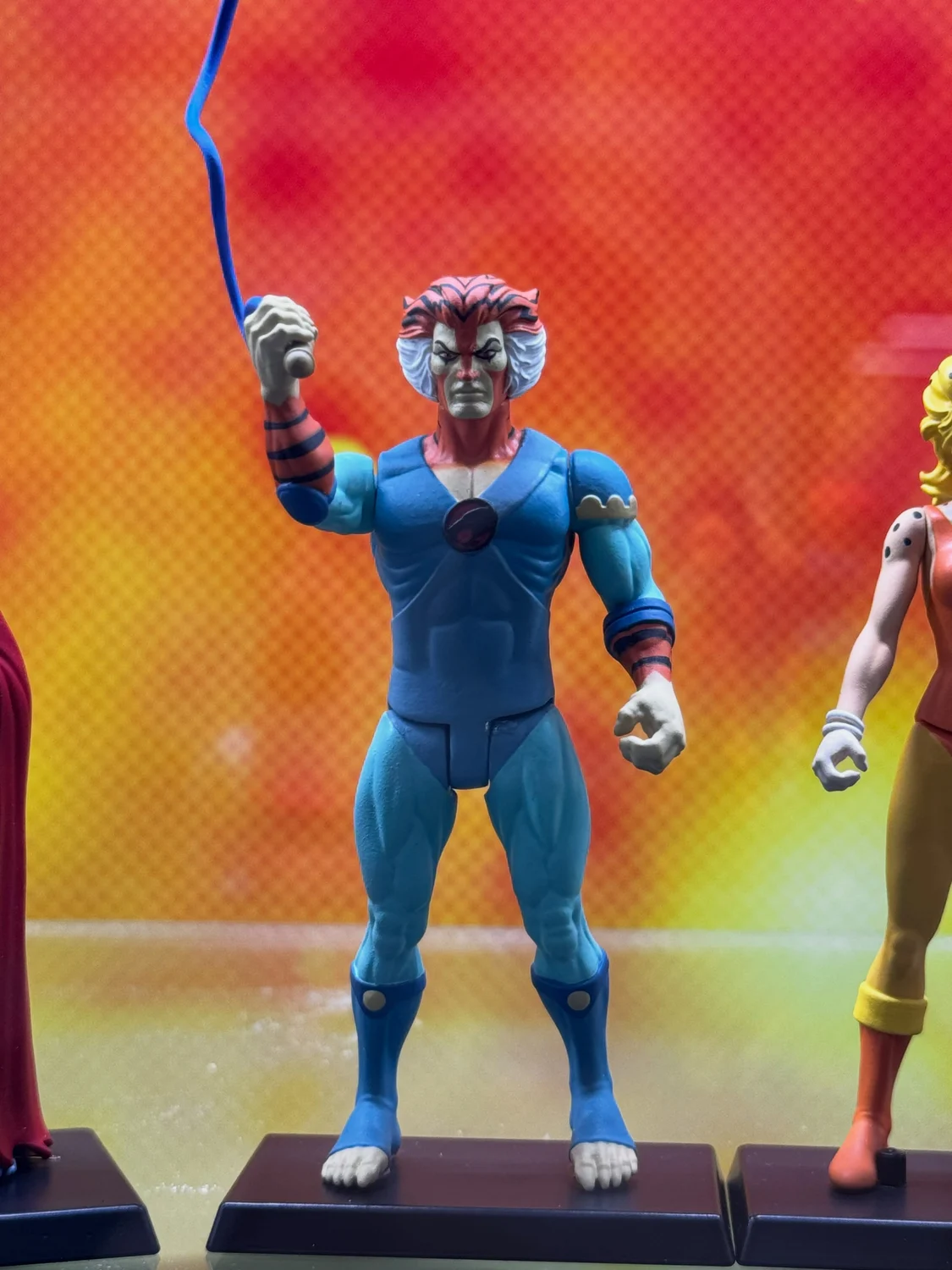 Mezco 5 Points Lion-O raising the Sword of Omens