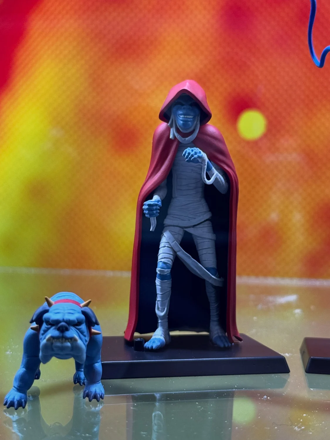 Mezco 5 Points Mumm-Ra in mummy form with Ma-Mutt at his feet