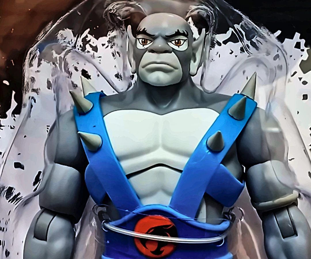 Close-up of the DX Deluxe Panthro, from the top of the head to the belt